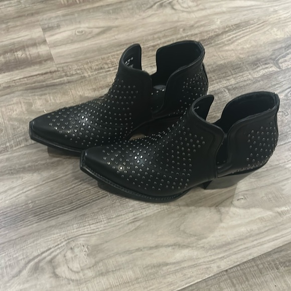 Ariat Dixon Studded Ankle Boots [Brooklyn Black] - Picture 1 of 5